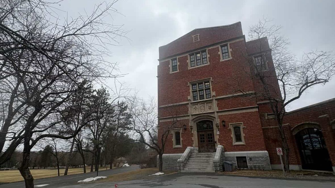 Bishop's College School (BCS)